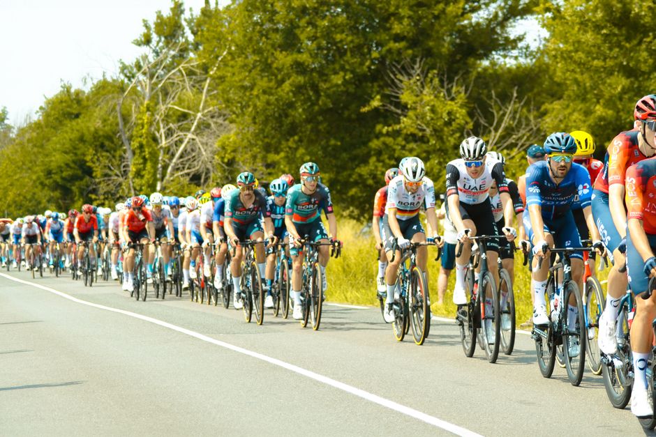 Cycling competition in Saint-Aulaye-Puymangou, showcasing teamwork and endurance.